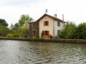 Charming Cottage in Bourg le Comte near Lake